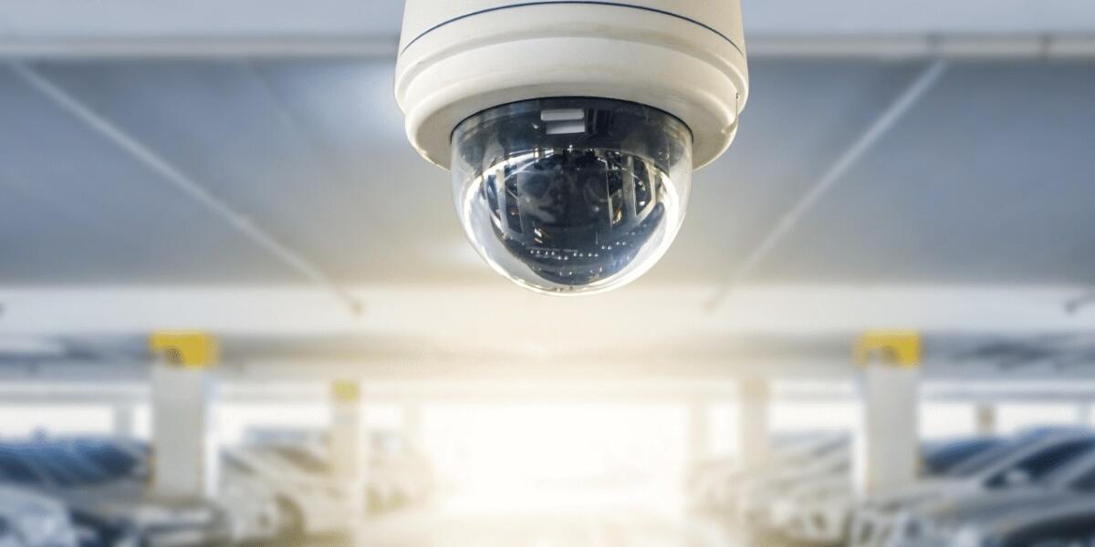 Espaces self storage protégés avec surveillance 24/7 et systèmes d'alarme